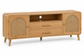 Mueble bajo para televisión con detalles de entramado y estantes, marrón