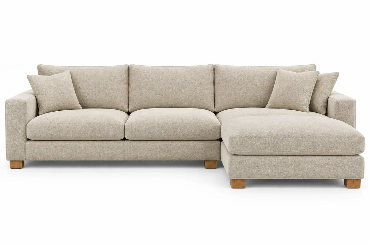 Sofá esquinero tapizado con patas elevadas, beige